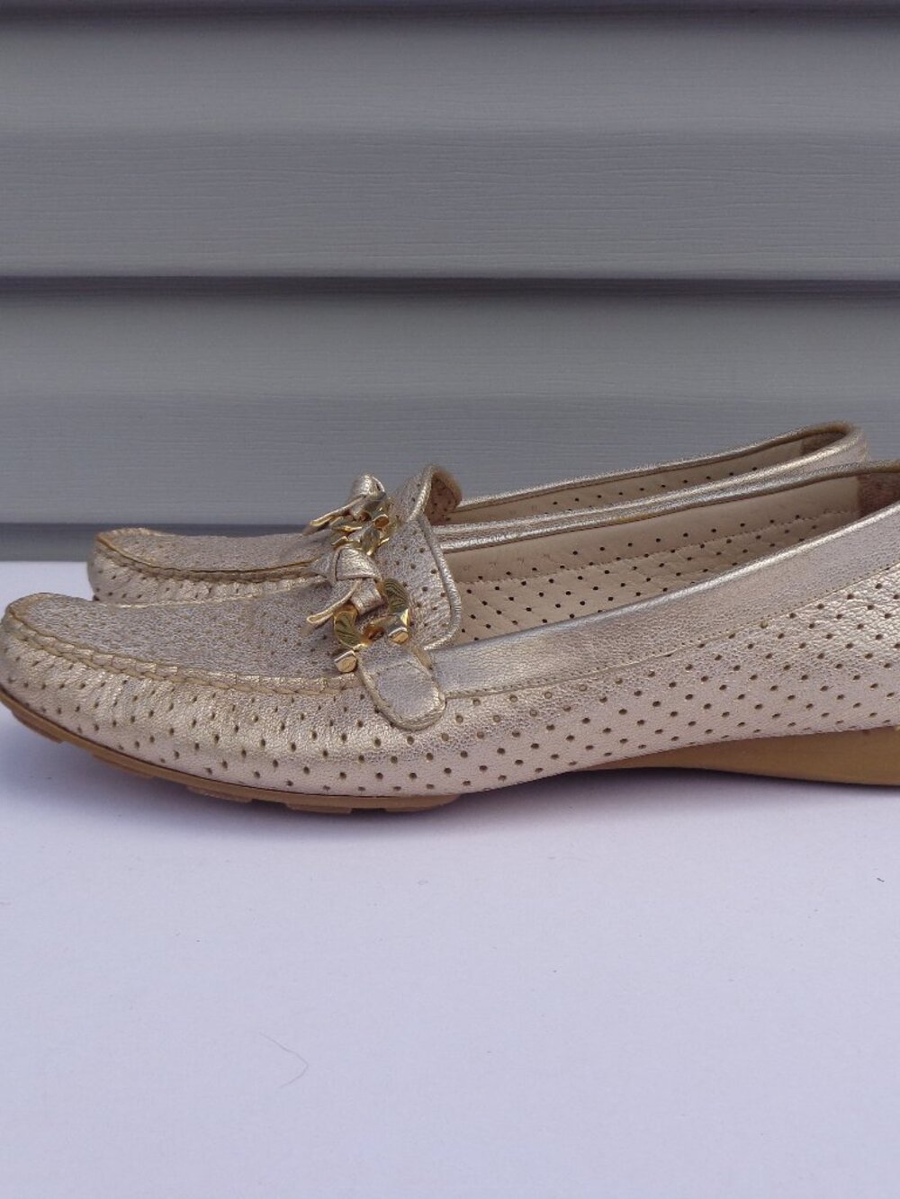 Stuart Weitzman Gold Perforated Metallic Leather Loafers Bow Chain Women's Sz 7N